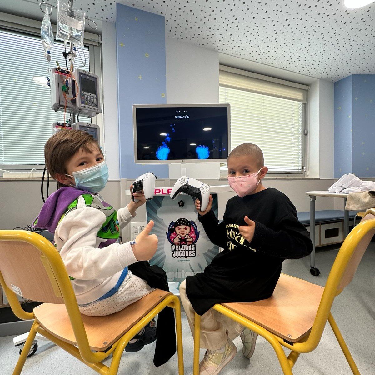 juegaterapia's tweet photo. ¡Qué bonito día pasamos ayer en el Hospital La Paz! ✨Acompañados de la grandísima @AnaMenaMusic, presentamos a los peques un nuevo "ayudante" juegaterapéutico que les hará más diver la vida en el hospi.
Nuestro nuevo #PlayCar es un carrito con consola y tele incorporadas... https://t.co/R4rHpPEjp8