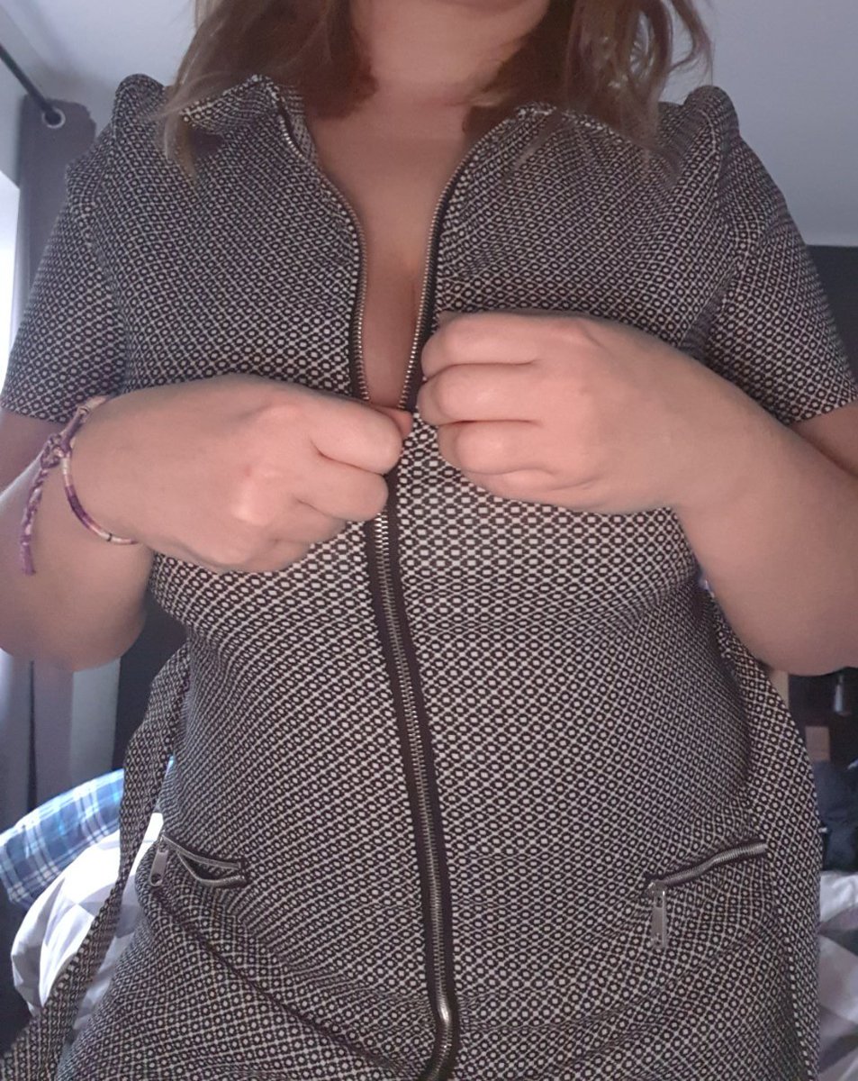 EmyMilf's tweet photo. Salut les coquins ... D'humeur féline aujourd'hui.... Vous voulez voir ce que je cache ? 100 RT ET 200❤️ et je vous offre la suite ! 
Pour les plus pressés, mes dm sont ouverts ! Go 🥰🥰🥰 https://t.co/oYcczDKOdL