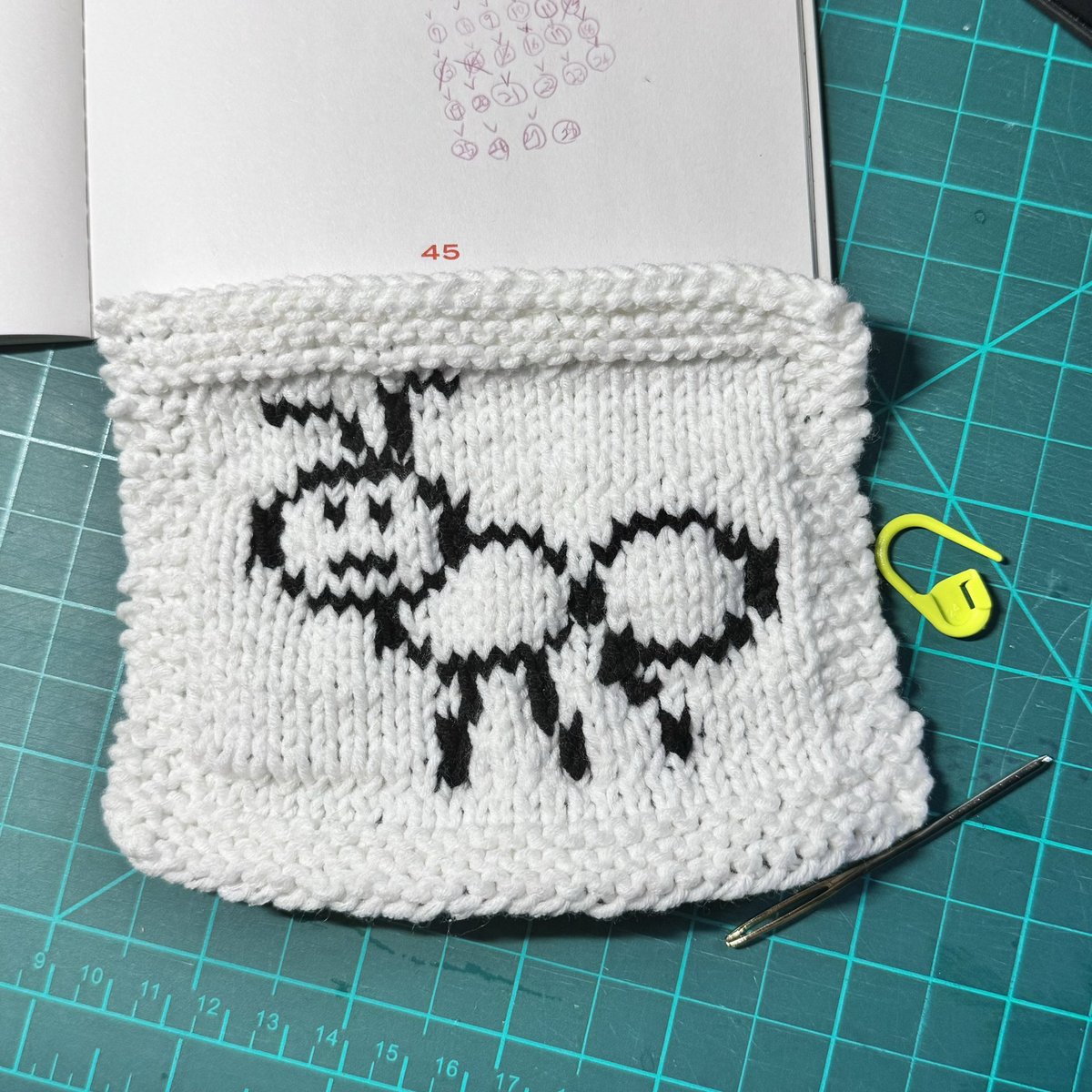 b_woo00's tweet image. 친구에게 준 개미🐜