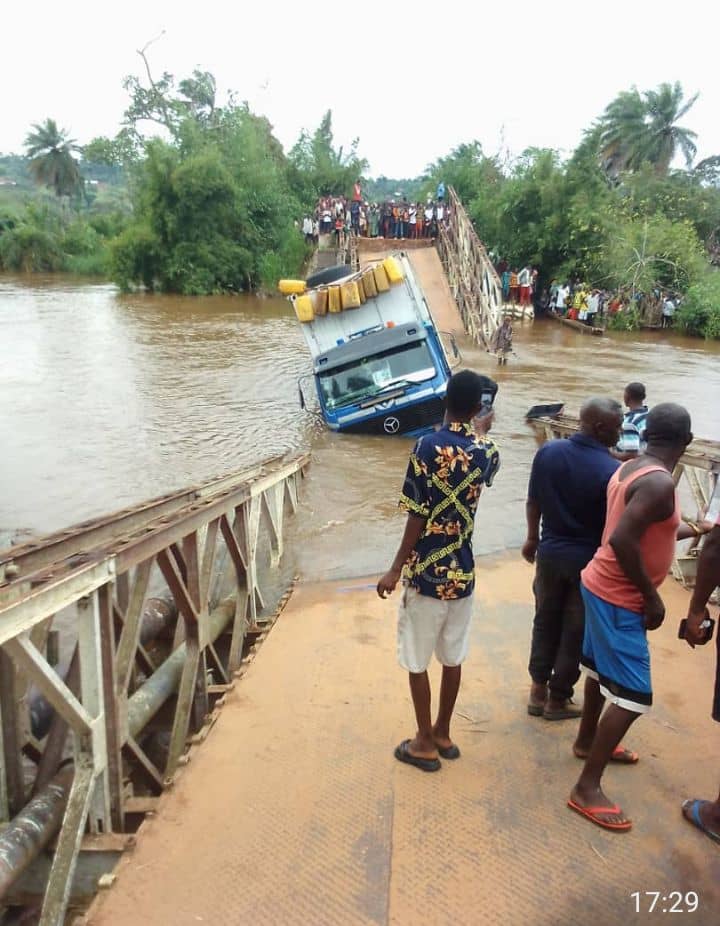 BoboMokonzi's tweet photo. #RDC:Effondrement d'un Pont de 45 tonnes en construction sur la rivière #Kabangu à #Bulungu. #Marie_Ange_LUKIANA élue de cette circonscription exhorte les autorités compétentes à agir urgemment pour réhabiliter ce pont d'une importance éco capitale. @Alexis_Gisaro66 @fatshi13_ https://t.co/FYYmba15Lf