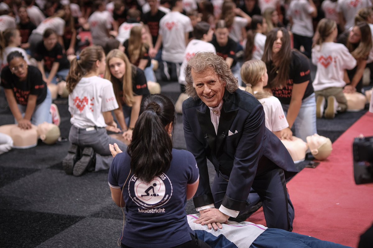 If you train youngsters CPR, you create a new generation of life savers. Last month we organized the most successful Heartbeat sofar. Together with violin player Andre Rieu and his orchestra, 2,000 school students learned CPR on the rhythm of the Bee Gee’s ‘Staying Alive’ 🎻❤️💪🏻