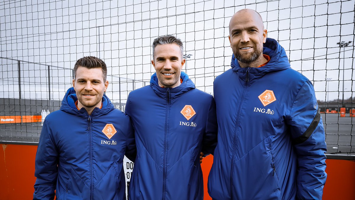 ManUtd's tweet photo. 🇳🇱 @Persie_Official 👨‍🏫

#MUFC https://t.co/uJwLuHkxHZ