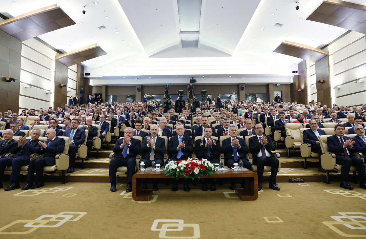 "AYM kararlarına uyulması anayasal bir sorumluluktur"

Anayasa Mahkemesi (AYM)  Başkanı Zühtü Arslan, "AYM’nin kararlarını ve Anayasa hükümlerini beğenmeyebilirsiniz. Ancak bir hukuk devletinde, katılsak da katılmasak da bu kararlara uyulması anayasal bir sorumluluktur" dedi.