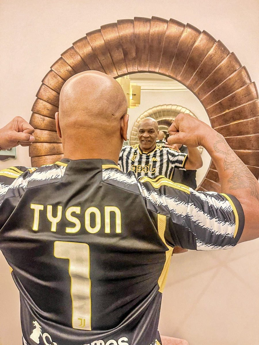 Fight_Clubbing's tweet photo. Visita a sorpresa di #MikeTyson presso lo #JuventusStore di Torino durante il suo tour in Italia.
Il club bianconero: "Gli allenamenti al JTC saranno molto più duri da oggi". https://t.co/7OkolYyDCZ