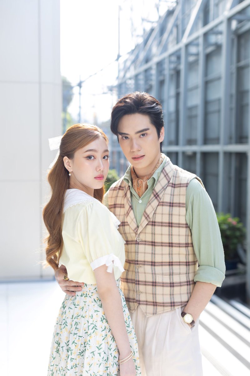 SuperstarnewsTH's tweet photo. “ตี๋ ธนพล” เจองานยากเล่นพีเรียดครั้งแรก!!

ขอทุ่มสุดตัวพิสูจน์ฝีมือ ใน “เรือนทาส”

พูดเลยว่าเป็นปีแห่งความปังของหนุ่มหล่อละมุน “ตี๋-ธนพล จารุจิตรานนท์” เพราะเปิดต้นปีมาก็มีละครออกอากาศทันที แถมยังทำเรตติ้งพุ่งแรงอีกต่างหาก กับละคร “เรือนทาส” ช่อง 3 ของผู้จ��ด-ผู้กำกับฯ มือทอง “หนุ่ม กฤษณ์” แห่งค่าย เมคเกอร์ เค จํากัด สำหรับการเล่นละครพีเรียดครั้งแรกในฐานะพระเอก ประกบคู่กับนางเอกสาวเสน่ห์แรง “อ๊ะอาย กรณิศ” ก็ทำเอาเจ้าตัวตื่นเต้นไม่น้อย แต่พอเข้าฉากด้วยกันก็เสิร์ฟเคมีกระแทกใจคนดูเว่อร์วังมากแม่! หลาย ๆ โมเมนต์ในละครของคู่นี้ก็ทำคนดูฟินเผลอนั่งยิ้มกรุ้มกริ่มตามทุกที เบื้องหน้าทุกอย่างดูลงตัว แต่หารู้ไม่ว่าเบื้องหลังทำเอาเจ้าตัวเอ่ยปากว่าเจองานยากหลายอย่างทีเดียว แต่ก็พร้อมสู้เต็มที่เพื่อให้สมบทบาทที่สุด

พระเอกหนุ่ม “ตี๋ ธนพล” เปิดใจให้ฟังว่า “เรื่องนี้ค่อนข้างท้าทายฝีมือตัวผมอยู่เหมือนกันครับ ยากในเรื่องคำพูด เพราะด้วยความที่เป็นละครพีเรียดครั้งแรกของเรา ซึ่งเรื่องนี้จะอยู่ในช่วงหลังรัชกาลที่ 5 คำพูดก็จะมีความสมัยใหม่หน่อย จะมีแค่บางคำอย่างคำว่า ว่าไงรึ  อย่างไร จะเป็นคำพูดที่ทางการ หรือ กึ่งทางการ เราเลยต้องทำการบ้าน พยายามพูดให้ชินให้คล่องปาก เพราะด้วยความที่เราเป็นคนภาคเหนือก็จะติดสำเนียงเหนือนิด ๆ ทำให้เราต้องทำการบ้านเพิ่ม ปรับการพูด��ทยให้ชัดมากยิ่งขึ้น กว่าจะออกมาเป็นตัวละครเกื้อกูลแบบนี้ก็ยากเหมือนกันครับ เป็นอีกบทบาทที่ท้าทายในการแสดงเลยครับ อยากให้ทุกคนติดตามละคร เรือนทาส ทีมงานและนักแสดงทุกคนเต็มที่มาก ๆ ฝากเป็นให้กำลังใจให้พวกเราด้วยนะครับ ตี๋เชื่อว่าทุกคนจะได้ข้อคิดจากเรื่องนี้กลับไปแน่นอน และฝากเคมีใหม่ของ ตี๋อ๊ะอาย ด้วยนะครับ”

ใครหลงเสน่ห์หนุ่ม “ตี๋ ธนพล” ในบทพีเรียดแบบนี้ ตามไปเอาใจช่วย “เกื้อกูล” เพื่อสืบหาความจริงใน “เรือนทาส” ทุกวันพุธ-พฤหัสบดี เวลา 20.30 น. ทางช่อง 3 ดูทีวีกด 33 ดูมือถือกด 3Plus