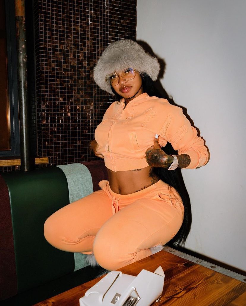 GhostofNarcist's tweet photo. Shawty got cheeks and she like smacks on the butt. ❤️‍🔥 https://t.co/Hn1kdA6n4Z