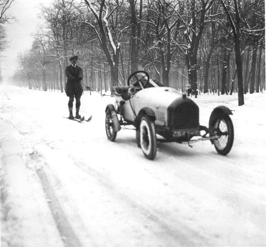 Un patineur artistique français Francis Pigueron, Bois de Boulogne, Paris, France, 1916 photographié par Jacques-Henri Lartigue (1894-1986)
Francis Pigueron (Cannes, 13 septembre 1882 - Paris 17 septembre 1954) est un patineur artistique français, l'un des pionniers du patinage⬇️