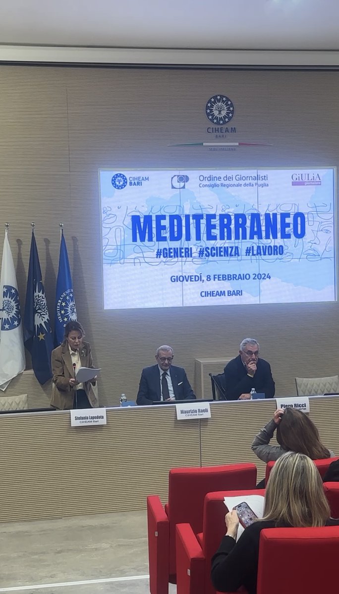 CIHEAMBari's tweet photo. 🗣️#MaurizioRaeli a #MEDITERRANEO #Generi #Scienza #Lavoro in corso al #CIHEAMBari con #OrdinedeiGiornalisti: uso di #linguagginclusivi, sostegno ai #talentifemminili e #collaborazione tra settori diversi per la #paritàdigenere sono la strada verso un #futuro più giusto. https://t.co/e6wtS5cwTx