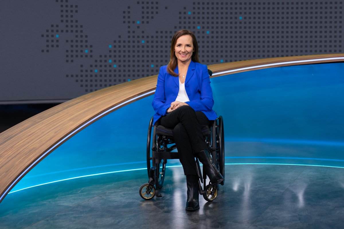 Mirjam Kottmann erweitert ab dem kommenden Montag das <a href="/BR24/">BR24</a>-Nachrichten-Team. Die 49-Jährige ist damit die erste Moderatorin im deutschen Fernsehen, die im Rollstuhl regelmäßig eine Nachrichtensendung präsentiert. 
➡️ Zur ganzen Meldung: br.de/presse/inhalt/…