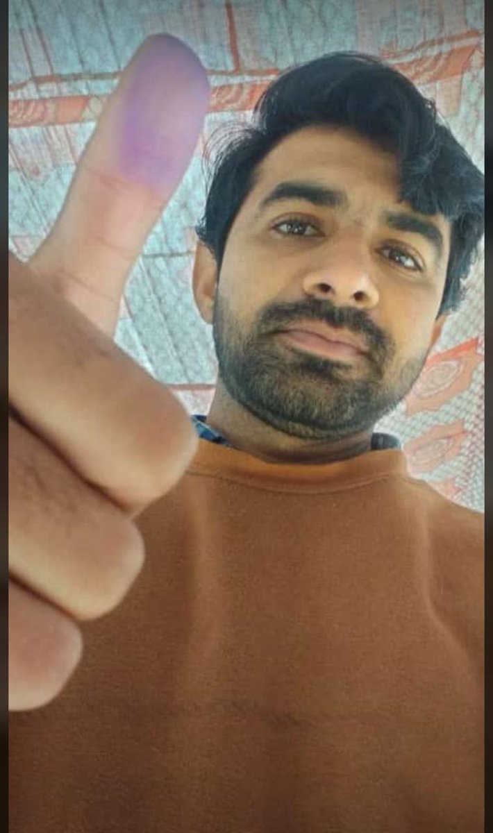 PakvotesPk's tweet image. Rashid Sial, a school teacher casts his vote

#iVoted #Pakistan #PakVotes #Elections2024