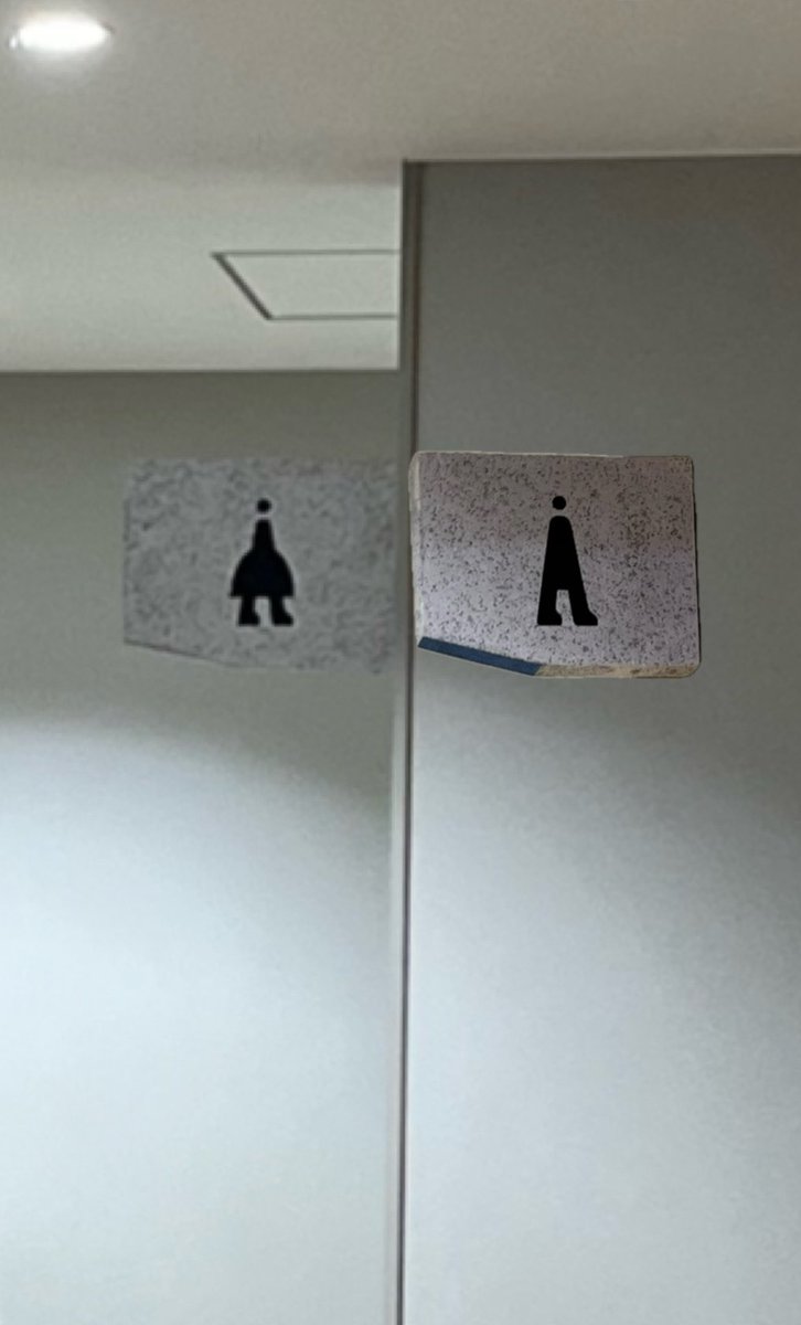 アミュプラザ長崎の新館のトイレって無茶苦茶分かりにくくないですか？
何でこんな分かりにくくするんだろう
何人か女子トイレの方に入って行く男性見たんですけど

どちらかと言うと自分みたいなメタボのおじさんは女子トイレの方がシルエット近いし(笑)
長崎へ観光の人は気をつけて下さい
 #長崎県