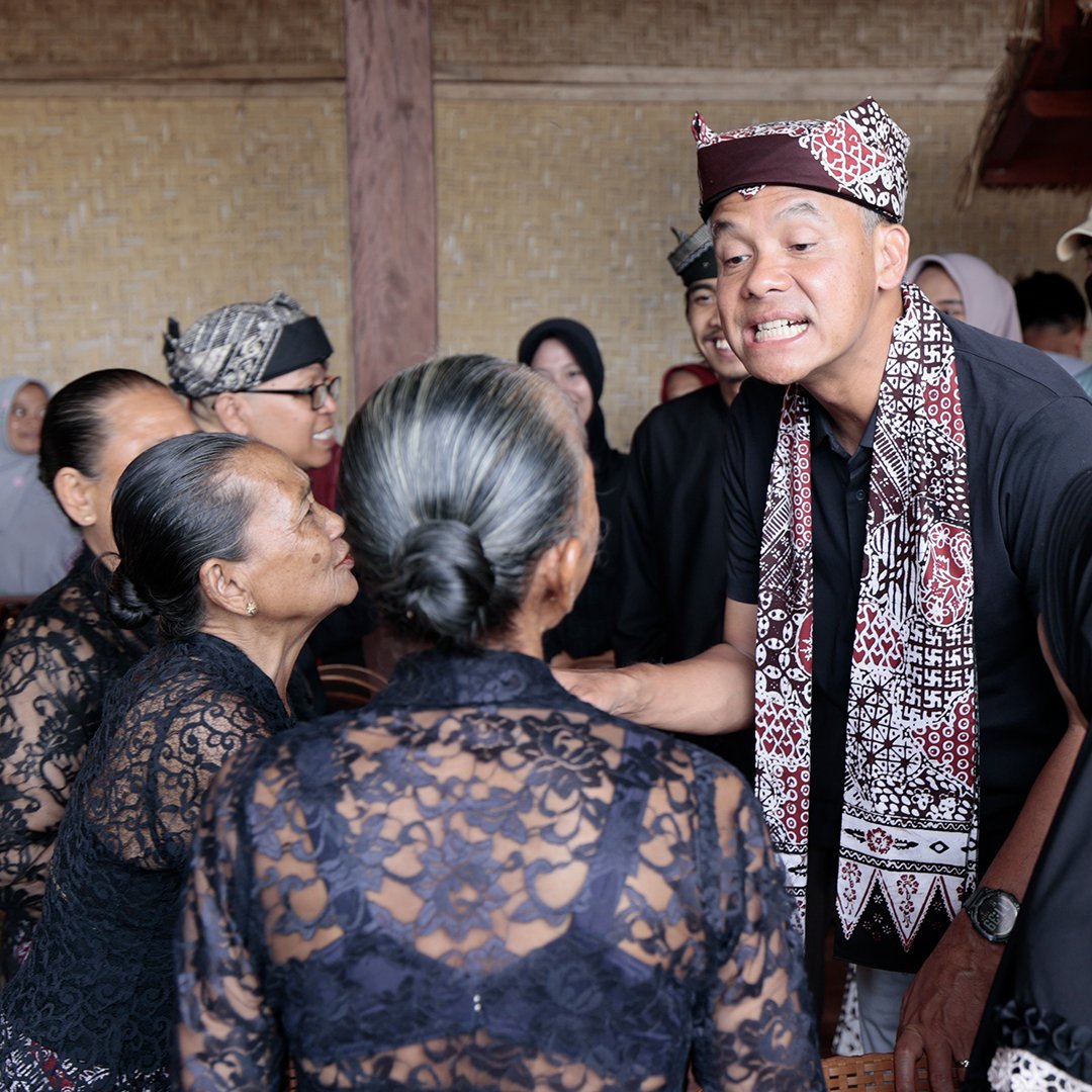 ganjarpranowo's tweet photo. Di Desa Kemiren, Kec Glagah, Kab Banyuwangi ini saya bersilaturahmi dan ngopi bareng masyarakat adat Suku Osing. 

Sejarah mencatat, Suku Osing merupakan keturunan warga asli Majapahit yang mengungsi ketika terjadi peperangan di masa lampau. 

Meski hanya tinggal beberapa orang saja yang masih berkomunikasi menggunakan bahasa Osing namun mereka masih melestarikan tradisi dari nenek moyang hingga saat ini. 

Saya dan Prof @mohmahfudmd berkomitmen jika kami menerima amanah untuk memimpin negeri ini, perlindungan bagi masyarakat adat harus diutamakan.

#GanjarMahfud2024