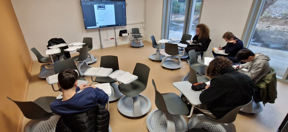 ju_ducros's tweet image. Travail en #îlots dans une salle #modulaire au #lyceemonodenghien avec les #bts #crsa.
#math #prof
Encore de tres belles conditions de travail !!!!!