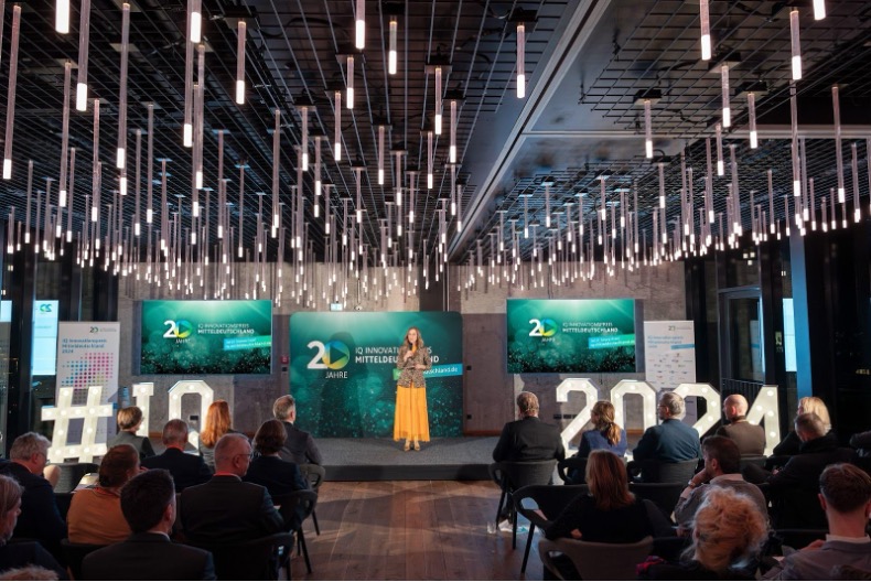 Bewirb dich jetzt beim IQ Innovationspreis Mitteldeutschland! Förderung für innovative Produkte und Dienstleistungen in 5 Clustern. Für Start-ups, Gründer, Studenten und Unternehmen. Bewerbungsfrist bis zum 11.03.24. 
👉 bewerbung.iq-mitteldeutschland.de
📷 Tom Schulze