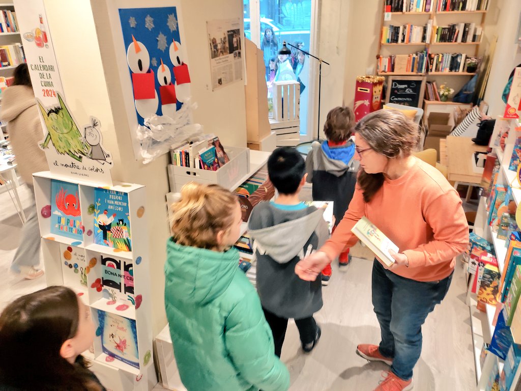 EAnglesola's tweet photo. Ahir va tocar recollir els nous llibres de coneixement de la #ComunitatDeGrans a la #llibreria #ElGatPelut de @BCN_LesCorts. #LlegirEnsFaMésGrans #SupportYourLocalBusiness #LecturaKm0 https://t.co/eSP5YF9WoH