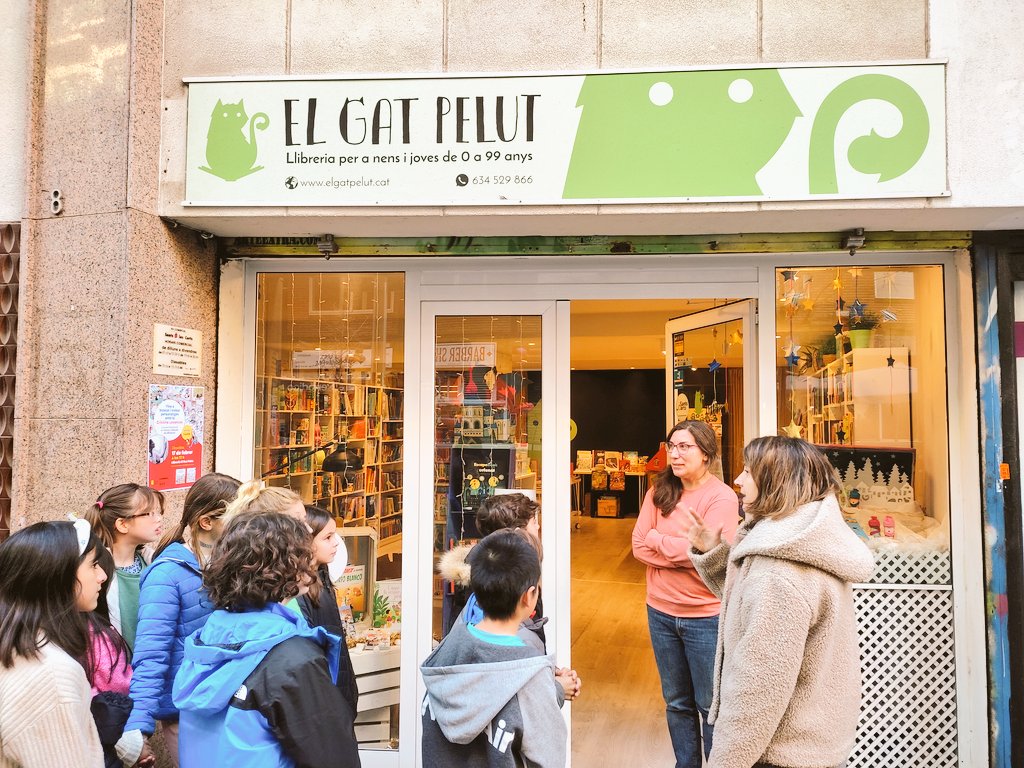 EAnglesola's tweet photo. Ahir va tocar recollir els nous llibres de coneixement de la #ComunitatDeGrans a la #llibreria #ElGatPelut de @BCN_LesCorts. #LlegirEnsFaMésGrans #SupportYourLocalBusiness #LecturaKm0 https://t.co/eSP5YF9WoH
