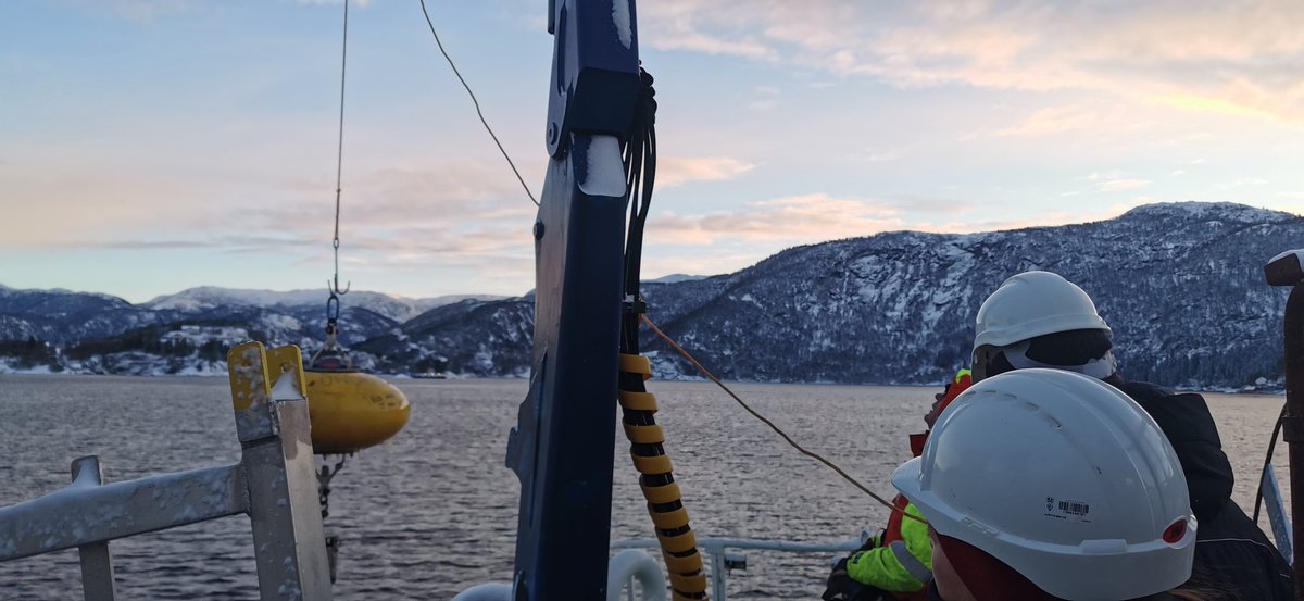 The stagnant basinwater of Masfjorden can only be renewed if dense enough water reaches the sill and flows into the fjord - the students of @Geofysen and @UiBmatnat have deployed moorings in the fjord to learn more about this important process!