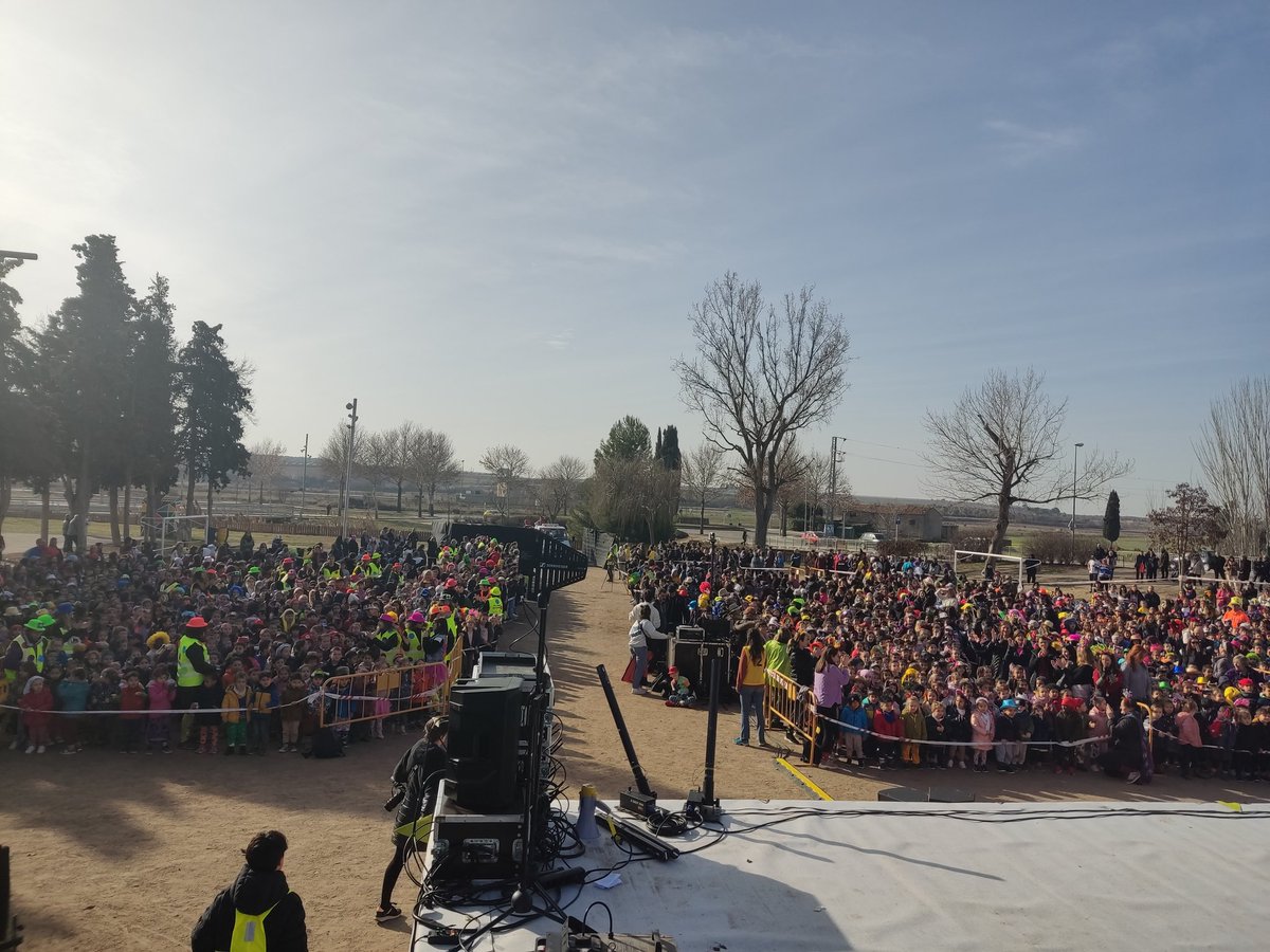 RadioTarrega's tweet photo. #ARAMATEIX Al Camp dels Escolapis de #Tàrrega comença el Carnaval Infantil amb 'La Festa dels Pocasoltes' de #CRUMA. Més de 2.000 alumnes de Tàrrega i també de Ciutadilla i Vilagrassa han vingut a gaudir de l'espectacle https://t.co/Qbe2VPLs17