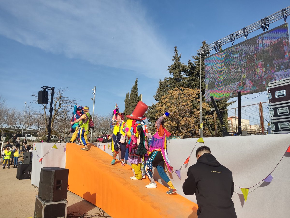 RadioTarrega's tweet photo. #ARAMATEIX Al Camp dels Escolapis de #Tàrrega comença el Carnaval Infantil amb 'La Festa dels Pocasoltes' de #CRUMA. Més de 2.000 alumnes de Tàrrega i també de Ciutadilla i Vilagrassa han vingut a gaudir de l'espectacle https://t.co/Qbe2VPLs17