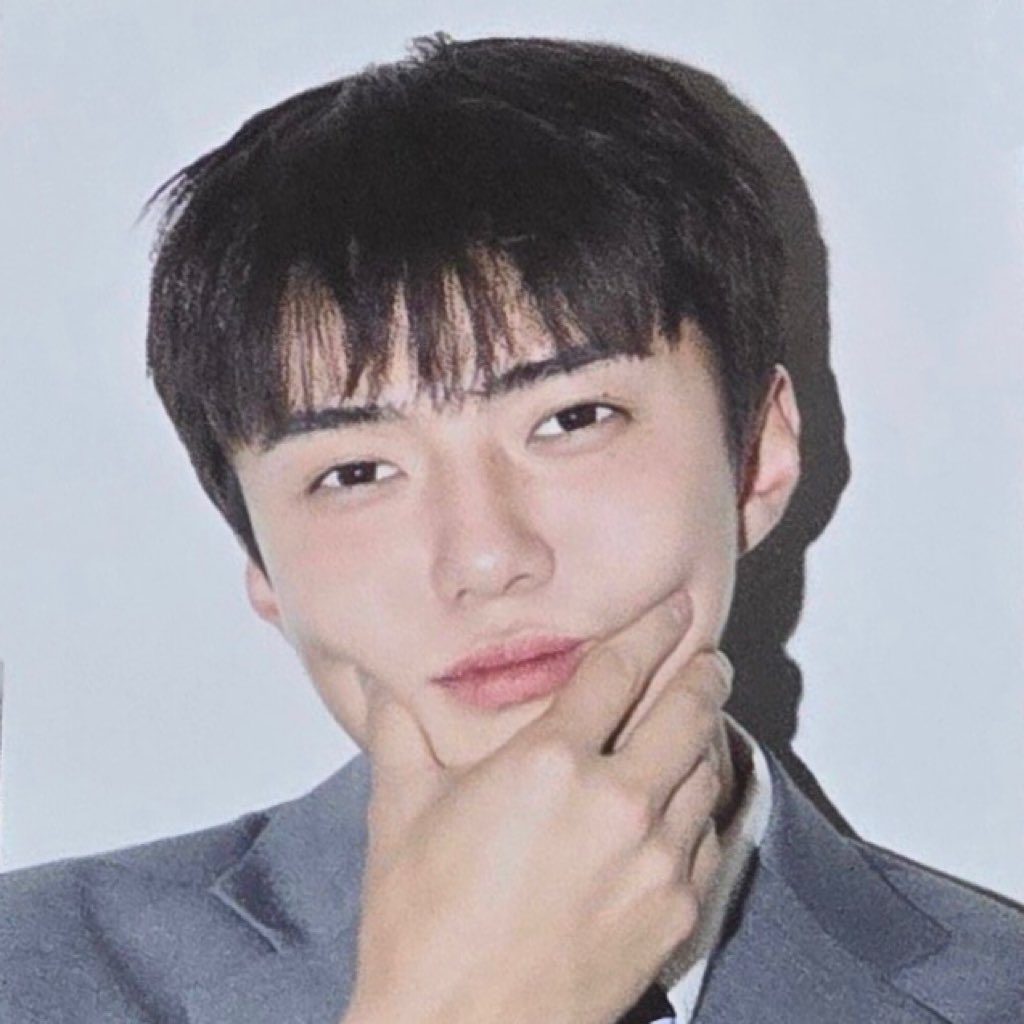 milkteus's tweet photo. 이거 고양이                              이거 세훈이 https://t.co/T3eovcvFwg