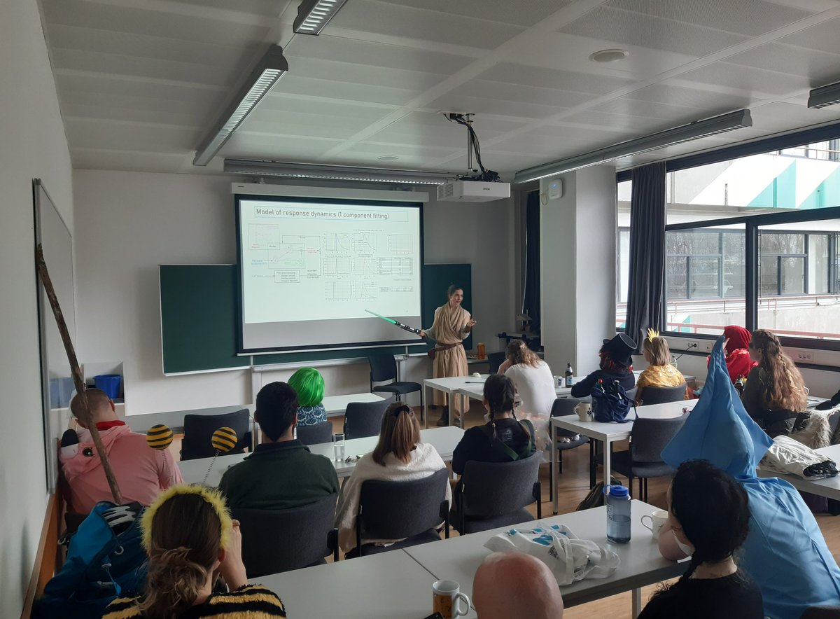 Best of both worlds: science and carnival in our neurobiology seminar today 🥳🎊🪅 the time of the year when we broaden our scope to organisms other than insects 🐸🦑☀️🐓🦩🎩🌈