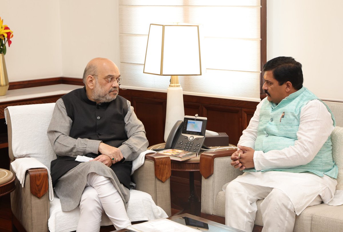 DrKPSinghYadav's tweet image. आज सुबह संसद पहुंचकर माननीय गृह मंत्री श्री @AmitShah जी से शिष्टाचार भेंट की तथा आगामी लोकसभा चुनाव 2024 से संबंधित मुद्दों पर परिचर्चा हुई।
@narendramodi @JPNadda @DrMohanYadav51 @byadavbjp @HitanandSharma @nstomar @vdsharmabjp @BJP4India @BJP4MP