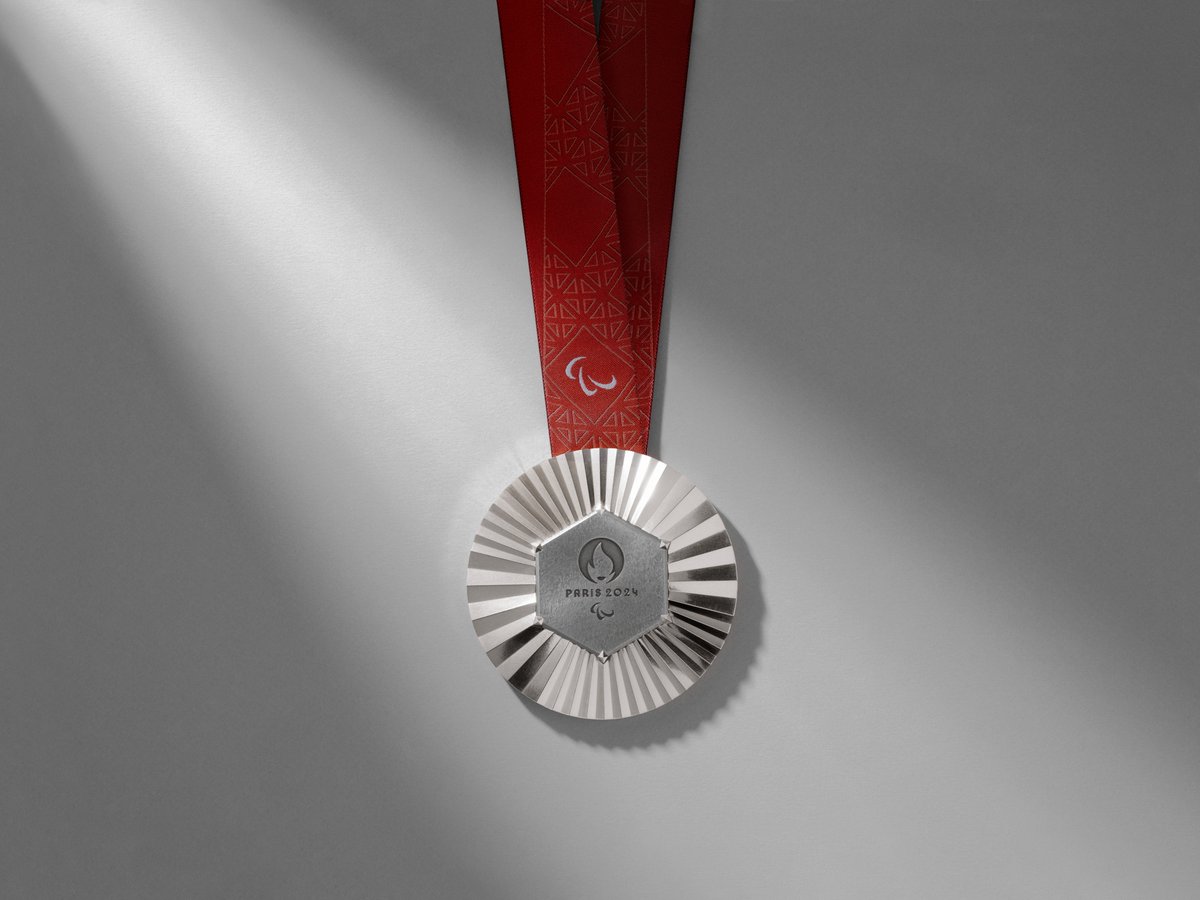 FRAparalympique's tweet photo. 𝗗𝗲𝘀 𝗺𝗲́𝗱𝗮𝗶𝗹𝗹𝗲𝘀 𝗶𝗺𝗮𝗴𝗶𝗻𝗲́𝗲𝘀 𝗰𝗼𝗺𝗺𝗲 𝘂𝗻 𝗯𝗶𝗷𝗼𝘂 🥇🥈🥉
À la fois symbole d’excellence, source de
motivation, de dépassement de soi et
d’accomplissement ultime, découvrez les médailles des #JeuxParalympiques de #Paris2024 https://t.co/Hc1cnQ7VgF
