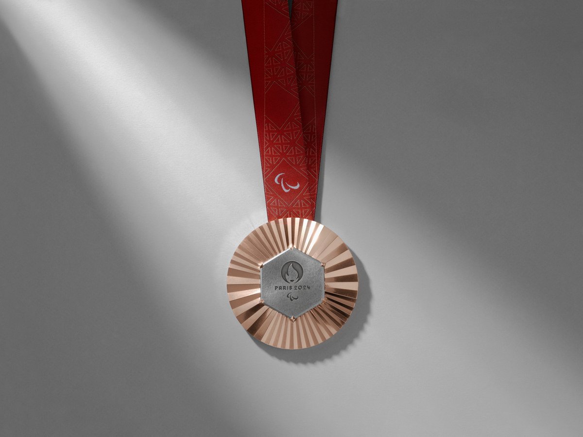 FRAparalympique's tweet photo. 𝗗𝗲𝘀 𝗺𝗲́𝗱𝗮𝗶𝗹𝗹𝗲𝘀 𝗶𝗺𝗮𝗴𝗶𝗻𝗲́𝗲𝘀 𝗰𝗼𝗺𝗺𝗲 𝘂𝗻 𝗯𝗶𝗷𝗼𝘂 🥇🥈🥉
À la fois symbole d’excellence, source de
motivation, de dépassement de soi et
d’accomplissement ultime, découvrez les médailles des #JeuxParalympiques de #Paris2024 https://t.co/Hc1cnQ7VgF