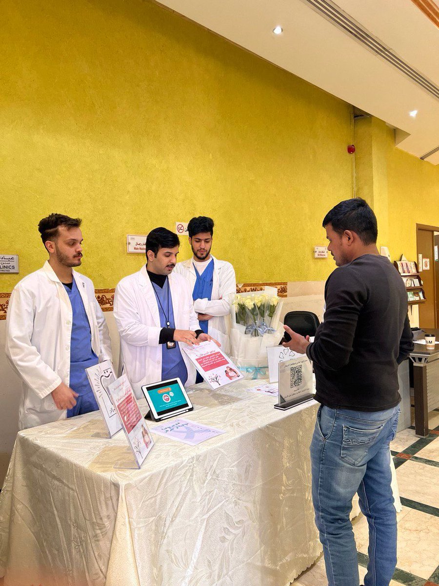 نظم نادي إشراقة للطلاب ونادي بسمة للطالبات حملة للتوعية بأمراض السرطان وطرق مكافحتها وذلك بمبنى عيادات كلية طب الأسنان  يوم الأحد الماضي. استهدفت الحملة رواد ومراجعي العيادات بالكلية.