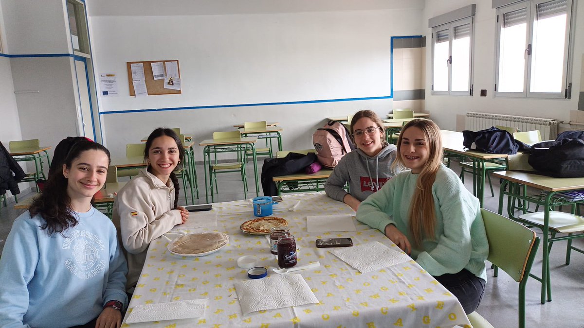 IesParquesol's tweet photo. Ayer los alumnos de francés de 1° de bachillerato y 3º ESO celebraron la Chandeleur! 🥞 ya decíamos que olía especialmente bien en nuestro barrio ayer por la tarde… 🤤 https://t.co/ieqNqbcpkg