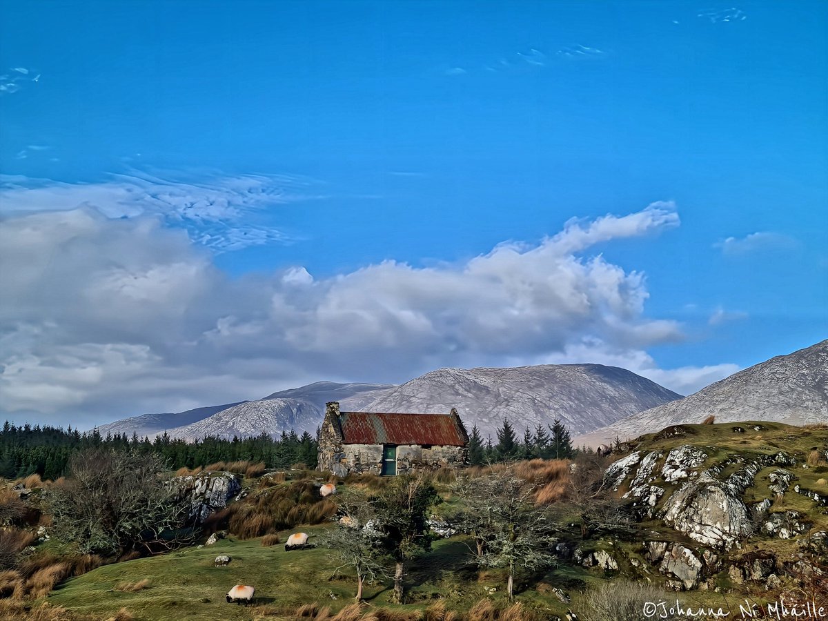 #Connemara 📸💙 . . . #conamara #galway #ireland @AimsirTG4 @AranConnemara @ConnemaraIe @CTribune @deric_tv @DiscoverIreland @galwaytourism @GoToIrelandUS @MetEireann @RTEToday @WeatherRTE @Independent_ie