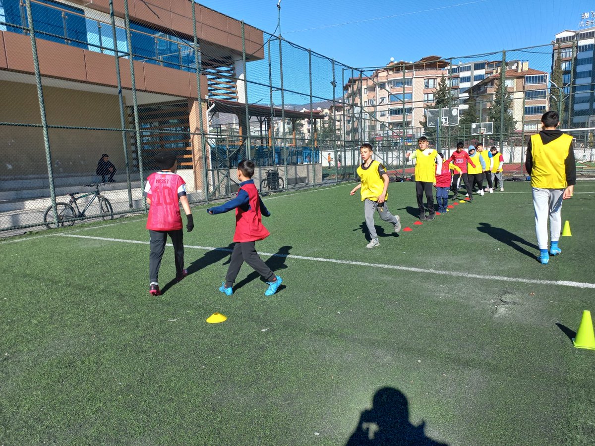 İl Millî Eğitim Spor Kulübümüz geleceğin zeki, çevik ve ahlaklı sporcularını yetiştirmeye devam ediyor. ⚽🥅

<a href="/tcmeb/">Millî Eğitim Bakanlığı</a> <a href="/HuseyinKir64/">Hüseyin Kır</a>