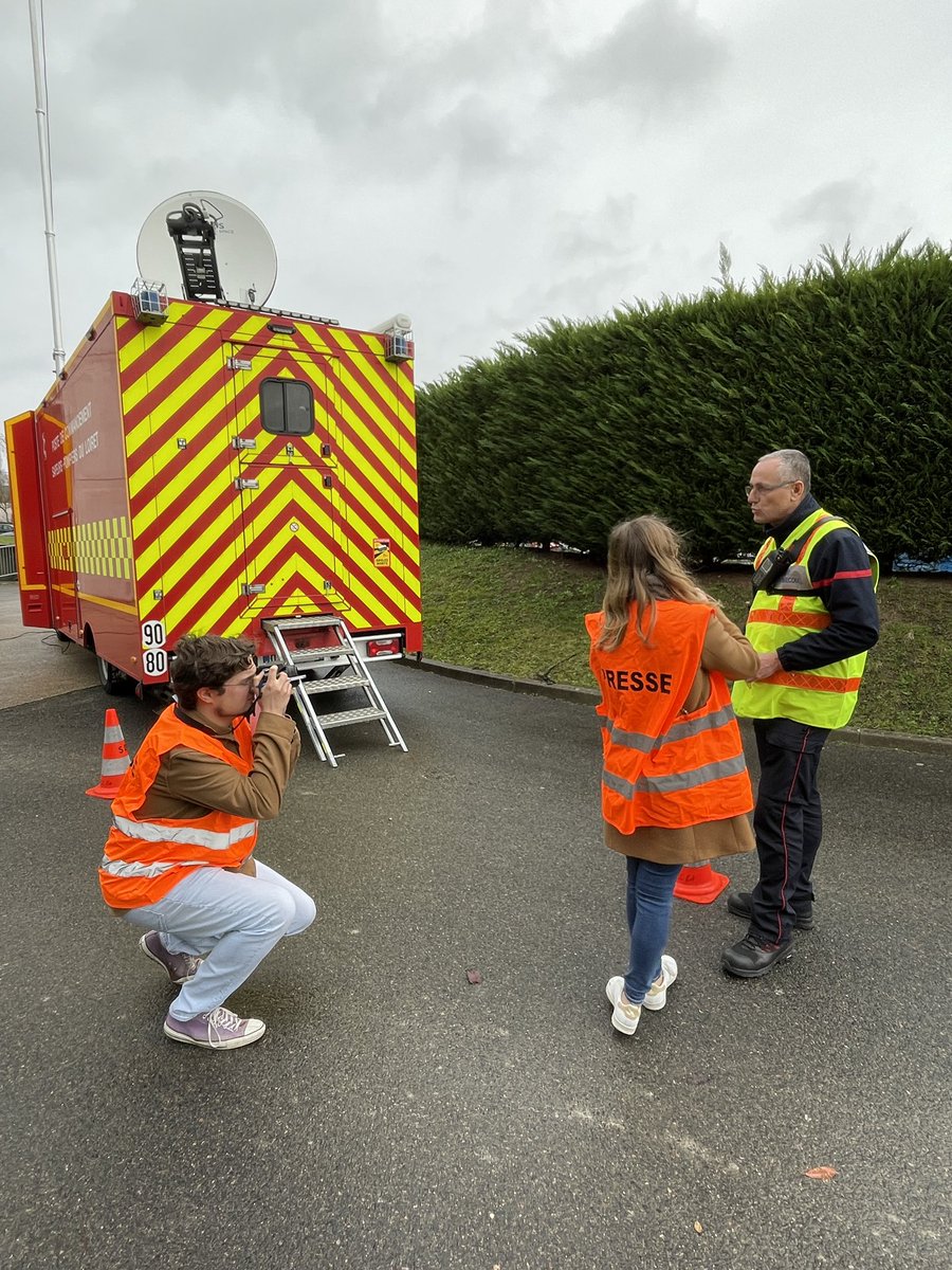 SDIS45's tweet photo. #Exercice🚒
Chaque année, la chaîne de commandement maintient ses acquis par la formation, lors d’exercices simulant des interventions d’ampleur.
L’occasion de s’entraîner aux relations presse notamment. Merci au @courrier_loiret qui a joué la pression médiatique ce matin 📹 https://t.co/n2oAfpWmK7