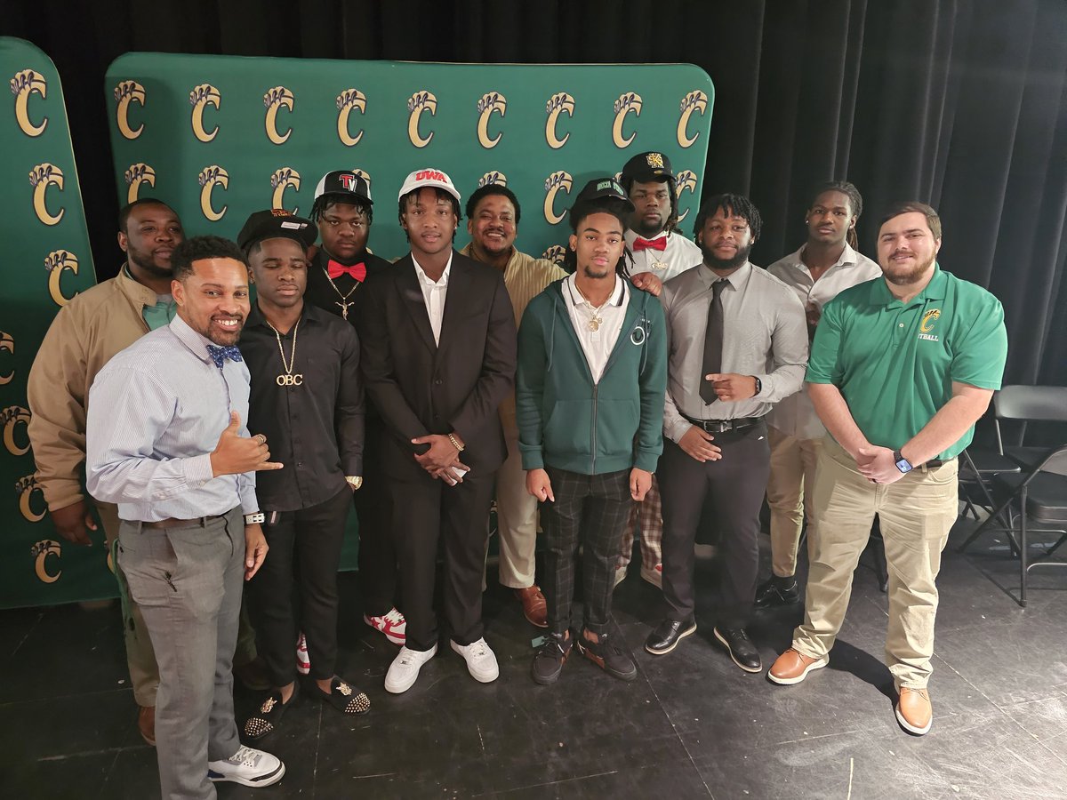 Signing day is my favorite day of the year! Congrats 👏🏾 👏🏾 👏🏾 to these young men chasing their dreams!
#signingday #football #college