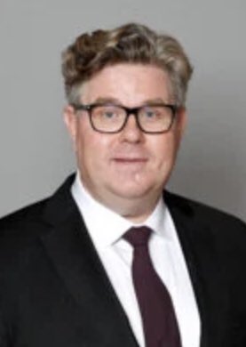 Var redo att bli #visiterad @GunnarStrommer. Mörk kostym i bred storlek är en #klädstil förknippad med #gängkriminalitet