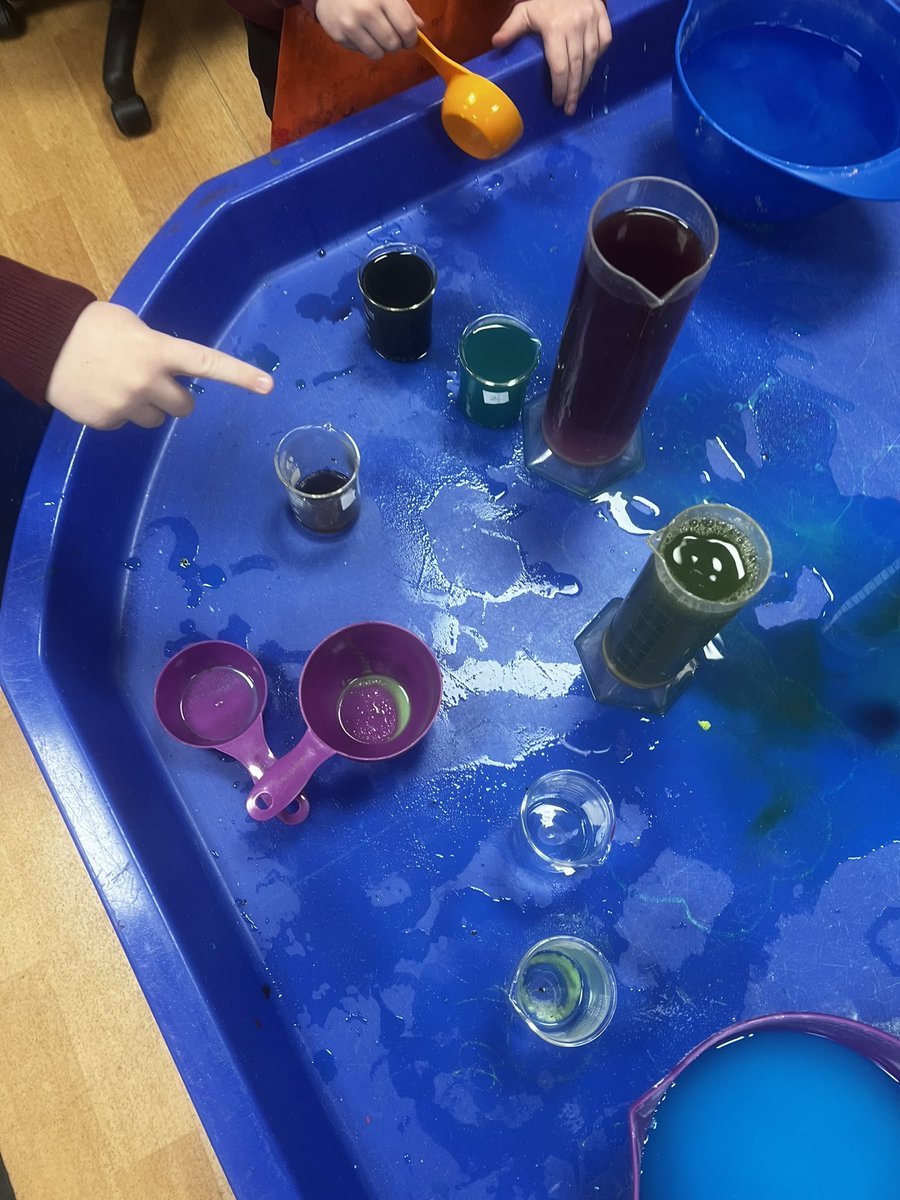 MrWakef's tweet photo. Time to explore capacity! #EYFS @WhiteRoseEd #capacity #maths https://t.co/GgHndU1HMm