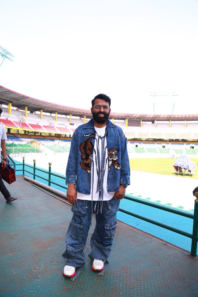 Music director @Music_Santhosh is here at the #NeeyeOliConcertPressMeet 🔥

@MakingMomentsIN