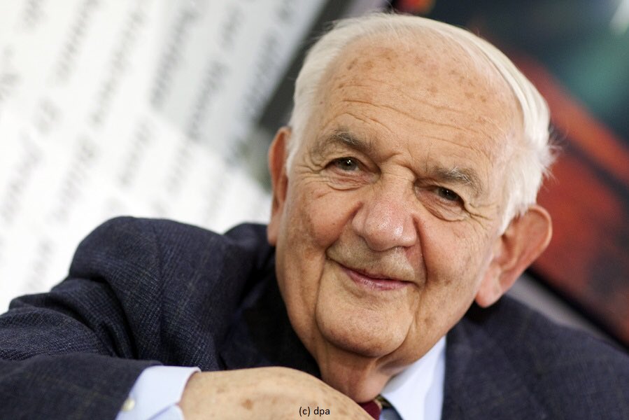 Hommage au professeur Alfred Grosser, décédé le 7 février à l’âge de 99 ans. Nos deux pays perdent un précurseur admiré, un passeur exceptionnel et artisan infatigable de l’amitié 🇫🇷🇩🇪. Intime des deux langues et des deux cultures, il éclairait le dialogue 🇫🇷🇩🇪 comme personne.