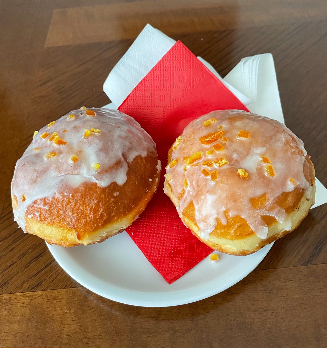 Today we celebrate in 🇵🇱  "Fat Thursday" - the day when millions of Poles and fans of the 🇵🇱 culture gather to enjoy 🇵🇱 donuts and sweet faworki or angel wings. 
It's time to fulfill my patriotic duty! This year modestly, just two donuts😉.