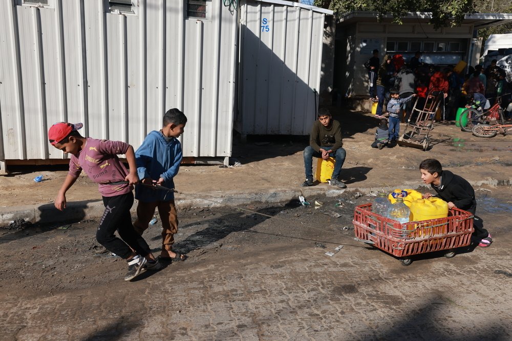 Living conditions for Palestinians in Rafah, southern Gaza, are desperate. People are struggling to find clean water, which can cause health risks like diarrhoea, skin diseases, dehydration & hepatitis A. In response, our teams have started a water distribution programme..🧵