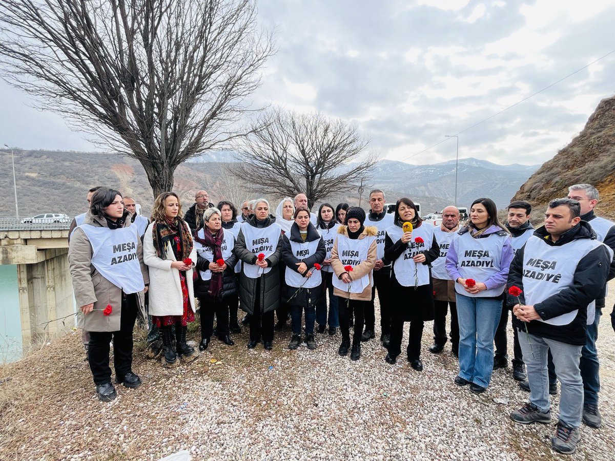 Büyük Özgürlük Yürüyüşümüzün 8’inci gününde Dersim’deyiz. Tam 4 yıldır kayıp olan #GülistanDoku'nun en son görüldüğü yerden bire kez daha #GülistanDokuNerede diye sorduk. Karanlık aydınlatılıncaya bu soru sormaya devam edeceğiz. 

#MeşaAzadiyê 
#ÖzgürlükİçinYürüyoruz…