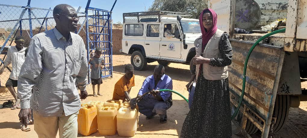 Alarming numbers of child deaths #Zamzam camp, #Darfur, #Sudan UNICEF & partners provide #WASH services & moving #RUTF to treat 1,000 children from severe malnutrition But much more needs to be done! Humanitarian access a must to speed & scale efforts to prevent further deaths