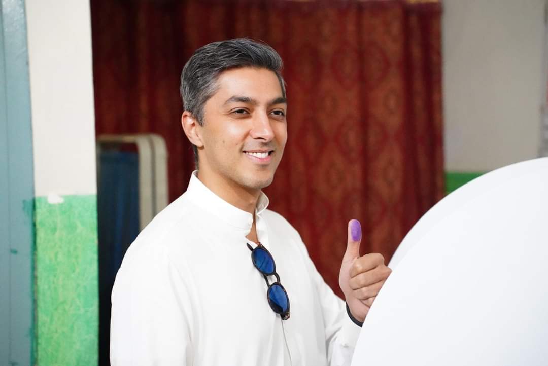 لودھراں: علی خان ترین نے اپنا ووٹ کاسٹ کرلیا۔ 
علی ترین نے 12 ایم پی آر گیلے وال پولنگ اسٹیشن میں اپنا ووٹ کاسٹ کیا