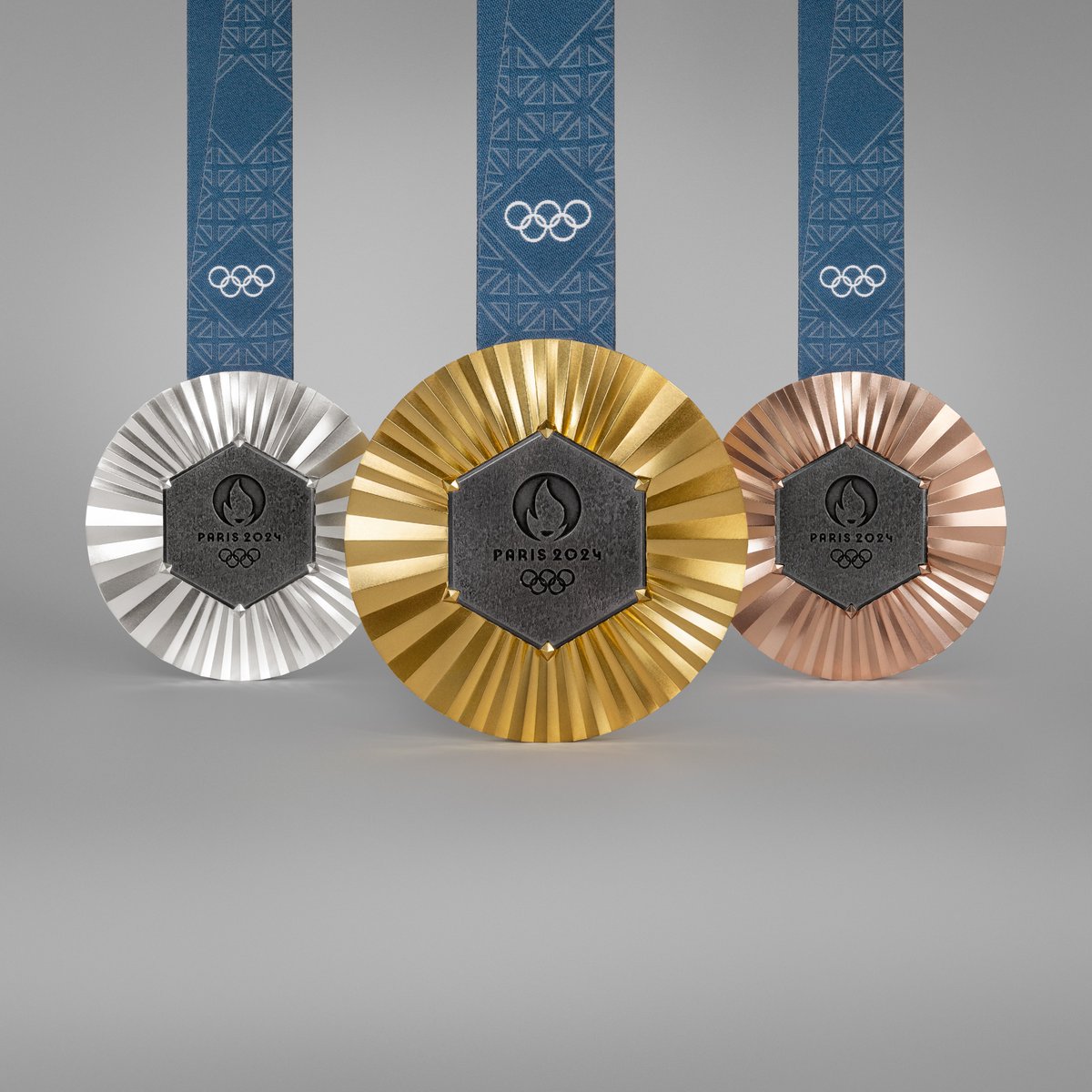 WorldAquatics's tweet photo. 🥇🥈🥉Look at these beauties 🤩 #Paris2024 

@Olympics | @Paris2024 https://t.co/x5iazFEGau