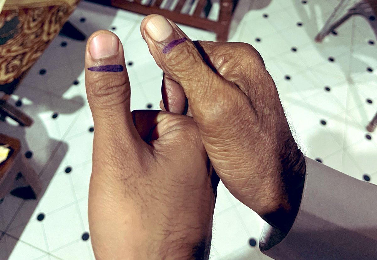 Asim4's tweet photo. Exercised our democratic rights. Praying for better future of Pakistan - InshAllah 🤲  - go and vote or don’t complain 🙏 #Elecciones2024 https://t.co/4IqqVjSUGi
