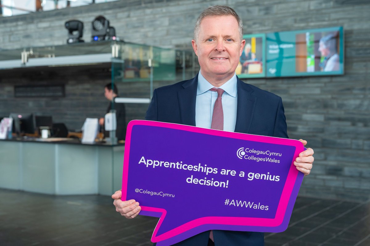 Diolch @WG_Education Minister, @Jeremy_Miles am gefnogi #WythnosPrentisiaethauCymru! @LlC_Addysg @AddysgCymraeg Thanks to Jeremy Miles for supporting #ApprenticeshipWeekWales! #AWWales #WPCymru @ApprenticeWales