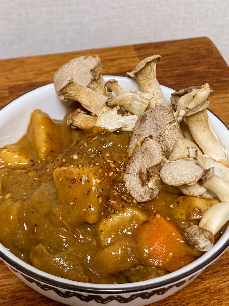 안녕하세요~
오랜만입니다^ㅅ^
오늘 저녁으로 먹은 버섯구이 카레랍니다😜
다들 밥 잘 챙겨드시고!!
즐거운 명절 연휴 보내시길 바라요~
새해 복 많이 받으세요‼️