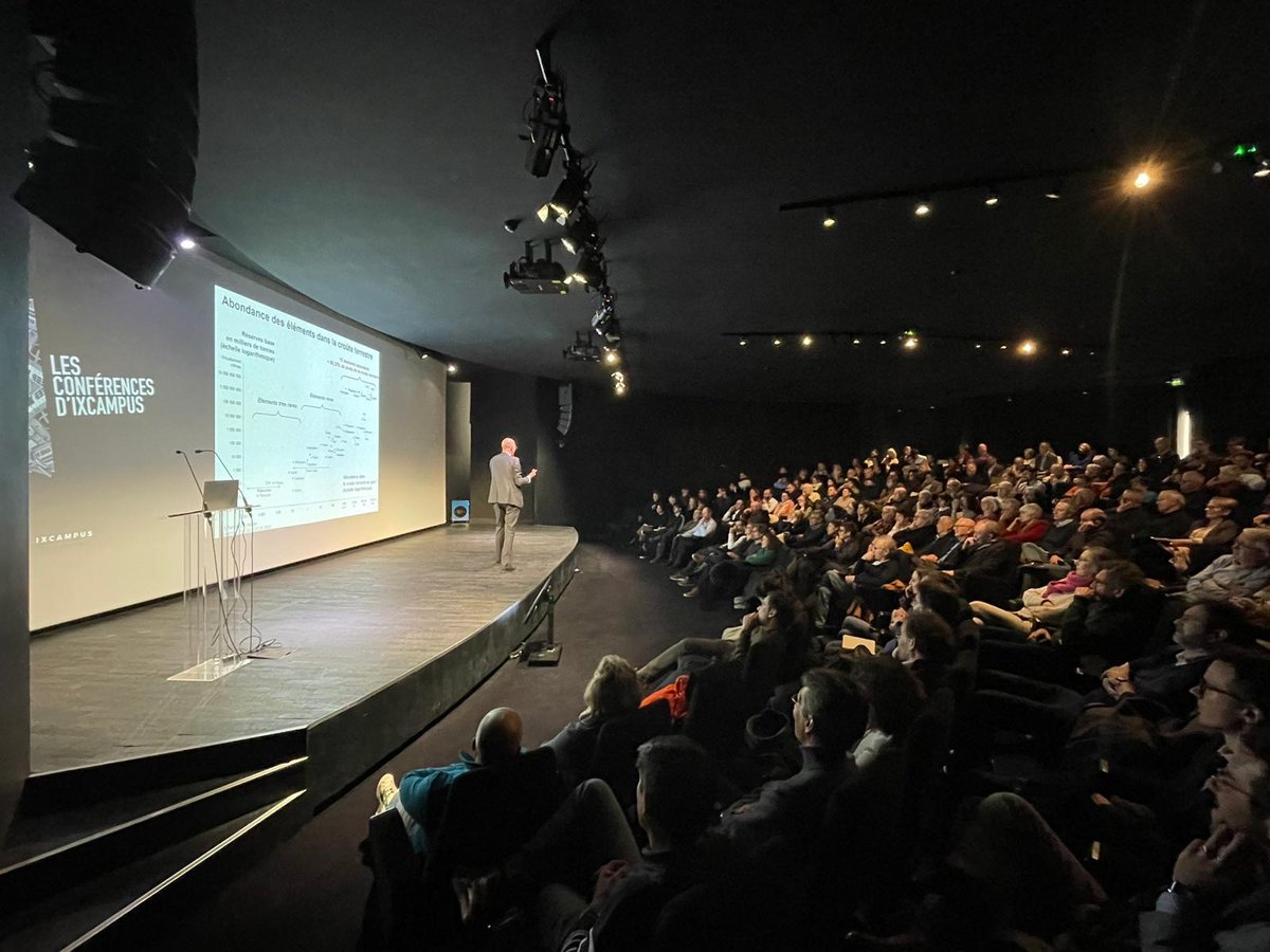 Le Grand Auditorium a affiché complet lors de la conférence de @philippebihouix ! 🙌🏻 Un immense merci à lui pour son éclairage sur notre rapport à l’innovation technologique dans nos sociétés face à l’exploitation des matières premières non renouvelables.