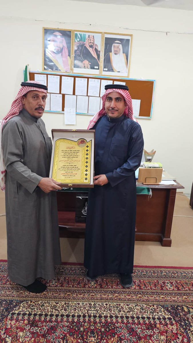 almostgdh's tweet photo. السلام عليكم ورحمة الله وبركاته 
تم اليوم الخميس ١٤٤٥/٧/٢٧ في مقر مركز المستجدة تكريم مراقب المساجد بقرية المستجدة/ عمر بن عبدالعزيز الحفيناوي التميمي- نظرا لجهوده المباركة وتفانيه في العمل ، نسأل الله له وللجميع دوام التوفيق والسداد https://t.co/j6erS0ZCej