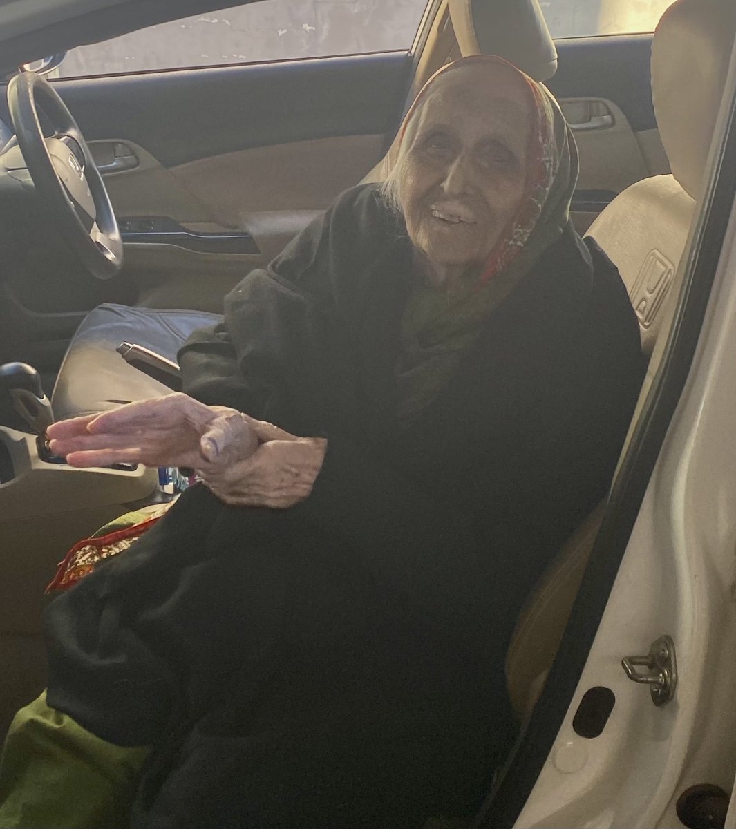 والدہ صاحبہ پچانویں سال کی ہیں صبح سے کہہ رہی تھیں میں نے نواز شریف کوووٹ ڈالنے جانا ہے ہمشیرہ نے کہا ہم ووٹ ڈال آئیں گے آپ تکلیف نہ کریں کہنے لگیں اگر نواز شریف کا سارا خاندان ہمارے لئے جیل جاسکتا ہے تو میں اتنا بھی نہیں کر سکتی اور ووٹ ڈال کر آئی ہیں